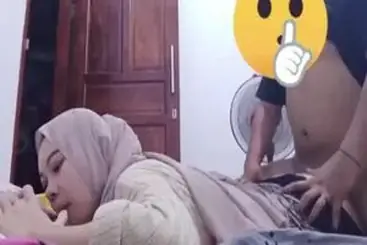 Ukhti Hijab Cantik Pasrah Servis Kasur Pijat